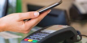 باستخدام رمز الاستجابة السريعة.. خمس بنوك ستطلق خدمة الدفع الالكتروني عبر الهاتف النقال