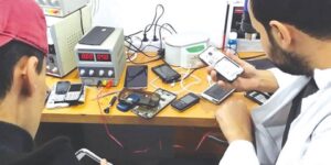 ينافسون كبار مهندسيي التكنولوجيا.. شباب يمتهنون تصليح الهواتف دون أي تكوين
