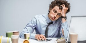 من بينها الثرثرة ورسائل البريد الإلكتروني.. عوامل تشتيت الانتباه في العمل لا بد من الحد منها