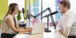 “البودكاست”.. هل أسهم فعلا في تطوير المرأة؟