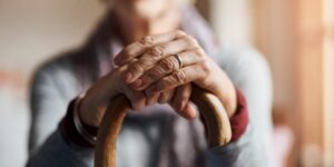 أيهما يحمل سر العمر الطويل.. الجينات أم النظام الغذائي؟