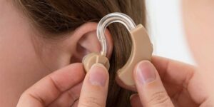 دراسة حديثة تكشف:  “المعينات السمعية” قد تساعدنا على الوقاية من مرض باركنسون