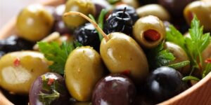 رغم مذاقه اللذيذ.. أشخاص ممنوعون من تناول الزيتون المخلل