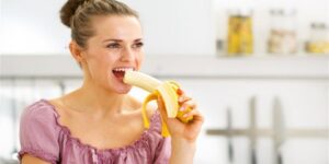 يحرص البعض على عدم تناوله صباحا.. هل أكل الموز على الريق يزيد الوزن؟