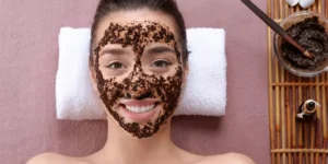 مقشر القهوة وزيت جوز الهند.. لبشرة لامعة ورطبة