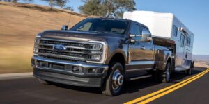 تأتي بـ 6 إطارات ومحرك 7.3 لتر.. فورد F-350 الهائلة
