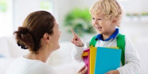 كيف تستطيعين جعل طفلك يتحدث عن يومه الدراسي؟