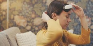 باستعمال التحفيز المباشر من الجمجمة.. ابتكار سماعة لعلاج الاكتئاب في المنزل