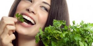 البقدونس.. لعلاج البقع الداكنة والرؤوس السوداء