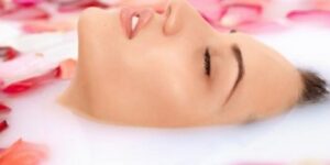 ماء الورد قبل النوم.. تنظيف للبشرة وحفاظ على توازنها