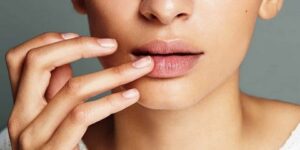 للحصول على شفاه ناعمة ووردية.. وصفات طبيعية لتقشير الشفاه