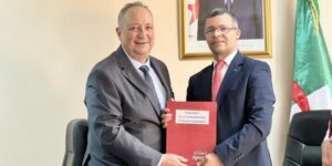 مجمع “توسيالي الجزائر” يوقع ملحق اتفاقية تعدل أحكام قدراته الإنتاجية