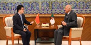 عطاف يستقبل السفير الصيني