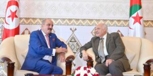 وزير الخارجية التونسي يصل إلى الجزائر لبحث سبل التعاون وتعزيز التنسيق المشترك بين البلدين