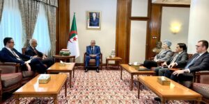 الوزير الأول يستقبل السفير الإيطالي لتعزيز التعاون الثقافي والعلمي بين البلدين