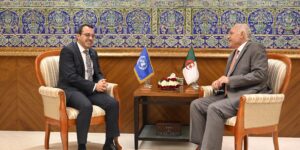 عطاف يستقبل السفير المقيم للأمم المتحدة لدى الجزائر