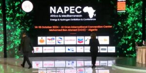 مناقشات حول آفاق وتحديات إنتاج الهيدروجين الأخضر في الجزائر