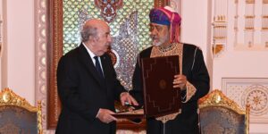 جلالة سلطان عمان يوشح الرئيس تبون وسام آل سعيد