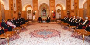 رئيس الجمهورية وسلطان عمان يترأسان محادثات موسعة بمسقط