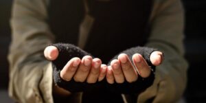 العلم والإيمان.. العلاج بالصدقة