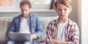 “التربية بالإهمال”… مدرسة جديدة يختار بعض الأولياء اتباعها