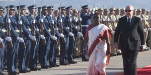 رئيس الجمهورية يستقبل رئيسة الهند بمطار هواري بومدين الدولي