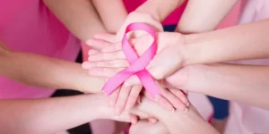 الشريط الوردي والمرأة.. رمزية نضال ونظرة أمل