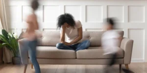 “الأم المستنفدة”.. صراع نفسي يُنتجه البحث عن المثالية في الأداء