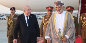 رئيس الجمهورية يحل بمسقط في زيارة دولة إلى سلطنة عمان