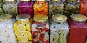 حالة شائعة تؤثر على الأمعاء الغليظة.. المخللات هل تهيج القولون فعلا؟