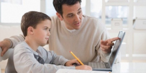 خبراء ينصحون بتقاسم الآباء لمسؤولية مراجعة الأبناء