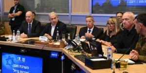 الصحافة العالمية: مكتب نتنياهو يغرق في فضيحة التسريبات وأزمة التجنيد تضرب جيشه