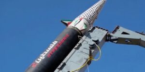 القوات اليمنية تستهدف قاعدة عسكرية بيافا بصاروخ “فلسطين2”