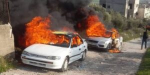 مستوطنون يحرقون مركبات الفلسطينيين ويهاجمون منازلهم بنابلس