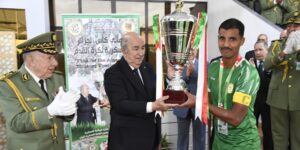 الرئيس تبون يسلم الكأس العسكرية لفريق الناحية الأولى