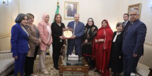 قوجيل يستقبل مجاهدات وقياديات ويثمن دور المرأة الريفية