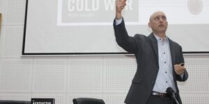 الكاتب الأمريكي بيتر جوزيف كاليني يلقي محاضرة بجامعة الجزائر 2