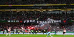 نهائي كأس التحدي الإيرلندي لكرة القدم.. “فلسطين حُرة” تزين مُدرجات ملعب أفيفا