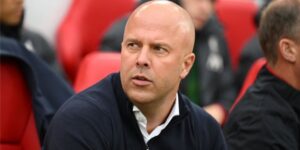 آرني سلوت يعترف: أفتقد لعائلتي في هولندا