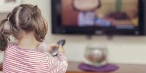 دعوة لحث الأطفال على مشاهدة التلفاز مع الترجمة النصية