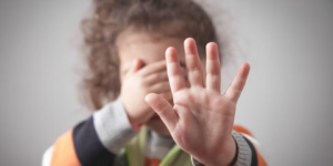 اللطف والتحرش.. كيف يُفرق الطفل بينهما؟