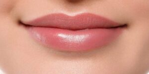 نحتاجه خاصة في فصل البرد.. العسل لترطيب الشفاه وتنعيمها