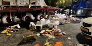 الاحتلال يُوفر رعاية كاملة لسرقة المساعدات.. ويقتل عناصر تأمينها