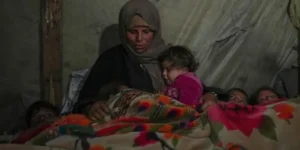 البرد يفاقم معاناة النازحين في غزة.. وتسجيل وفاة رضيع جديد