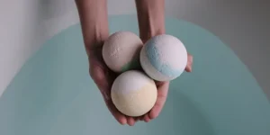 للاستمتاع بحمام ممتع بدون تكاليف.. اصنعي كرات الاستحمام الفوارة بنفسك