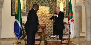 الرئيس تبون يسدي وسام الاستحقاق الوطني برتبة أثير لرئيس جنبو إفريقيا