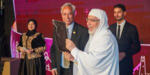 عميد جامع الجزائر يستلم “مُصحف الورقة” في حفل تكريم العلماء