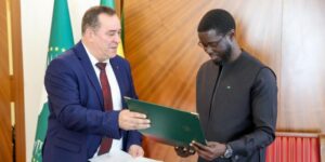 مزيان يسلم رسالة من رئيس الجمهورية لنظيره السنغالي