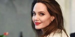 حافية القدمين.. أنجلينا جولي تعلن رغبتها بأن تصير مديرة جنازات