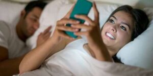 “مواقع التواصل” في جانبها الآخر.. قصص خيانة افتراضية هدمت الحياة الواقعية